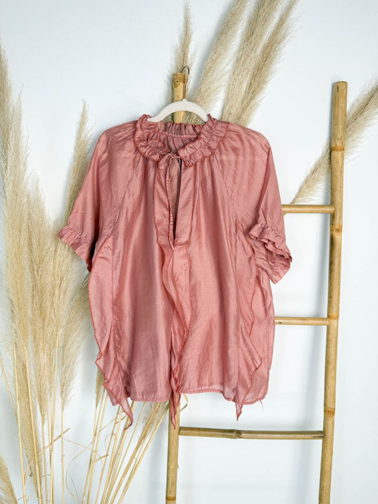 Blusa rosa maquillaje seda volantito escote y manga corta