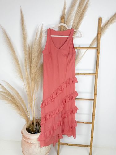 Vestido coral tirante ancho 4 volantitos diagonal