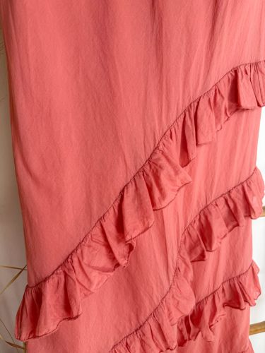 Vestido coral tirante ancho 4 volantitos diagonal 2