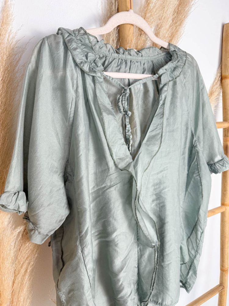 Blusa verde seda volantito escote y...