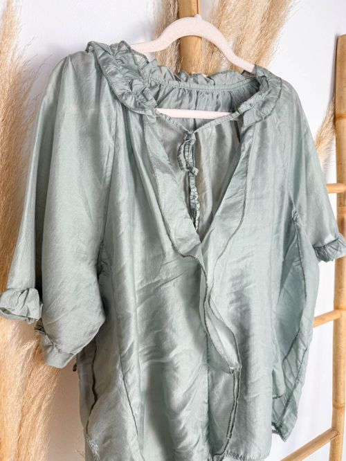 Blusa verde seda volantito escote y manga corta