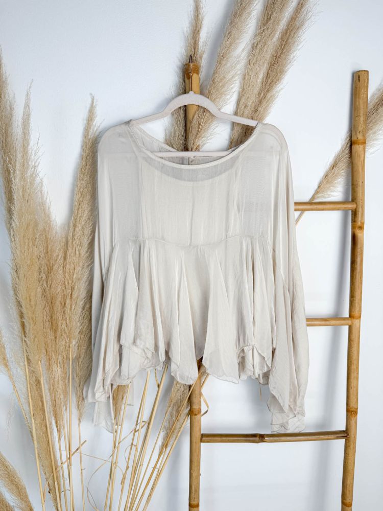 Blusa seda camel oversize volante manga murciélago