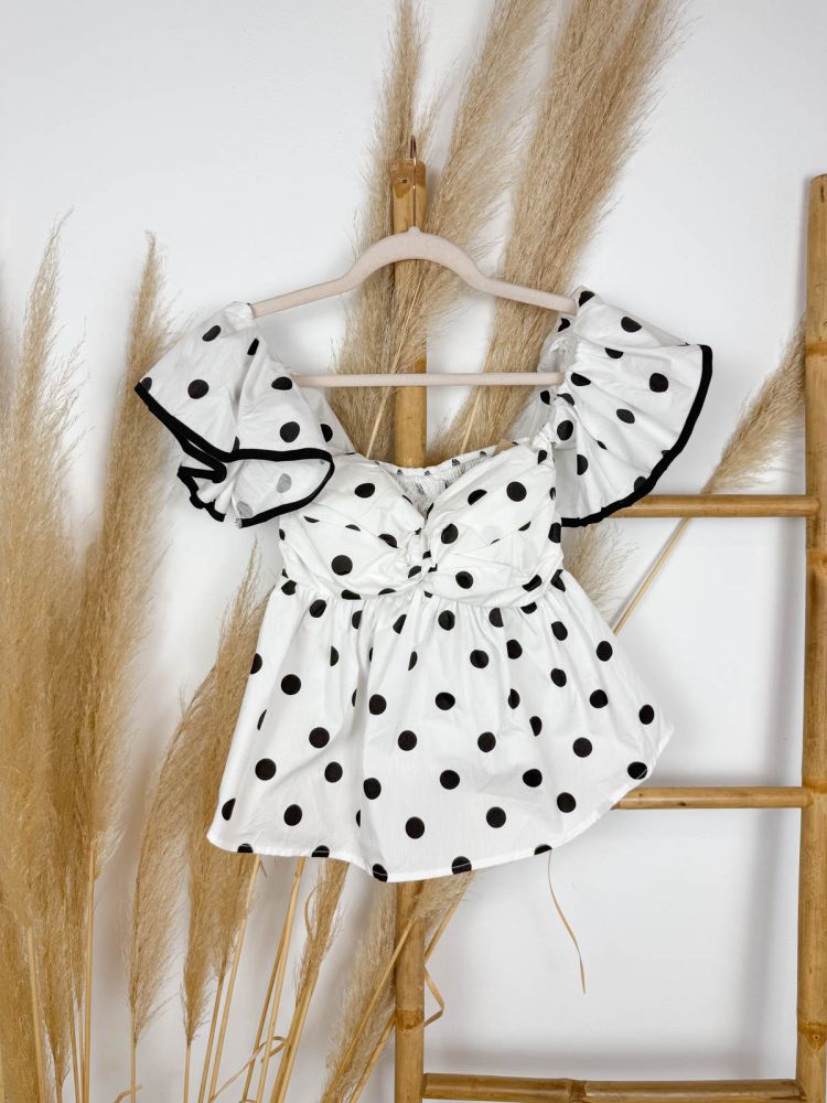 Blusa blanca de lunares negros