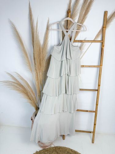 Vestido taupe  5 volantes cruzado delante