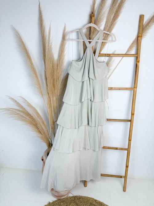 Vestido taupe  5 volantes cruzado delante