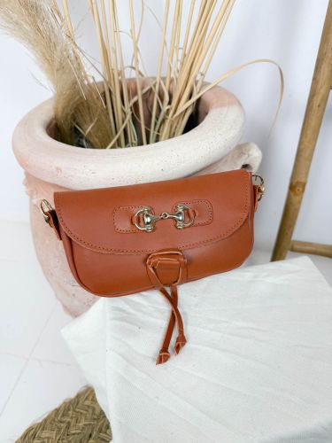 Riñonera de piel avellana con filete dorado