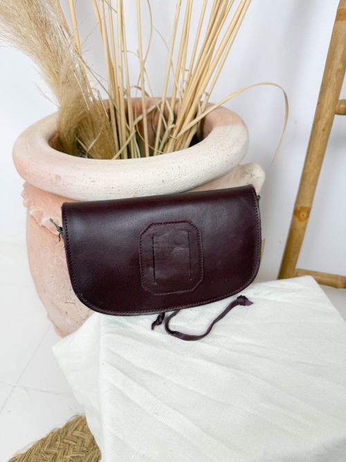 Riñonera de piel cereza con filete oro viejo