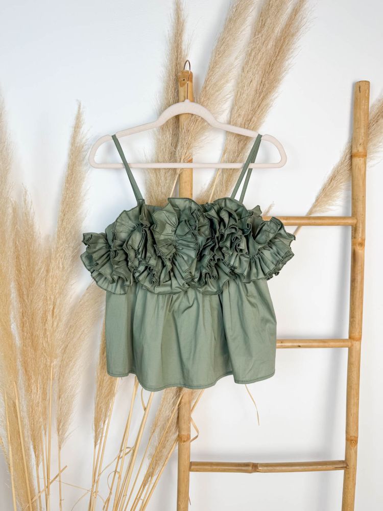 Blusa verde tirante volantes en curva