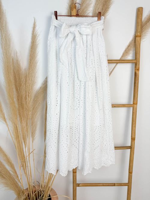 Falda blanca perforada lazada en la cintura