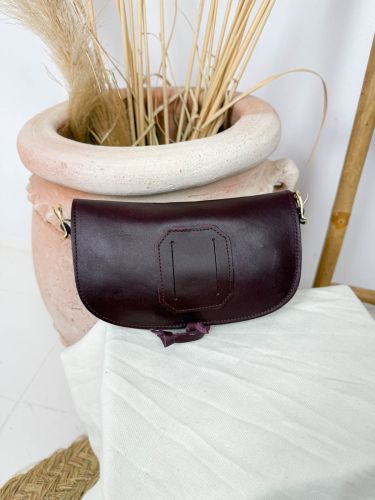 Riñonera de piel cereza con filete dorado 2