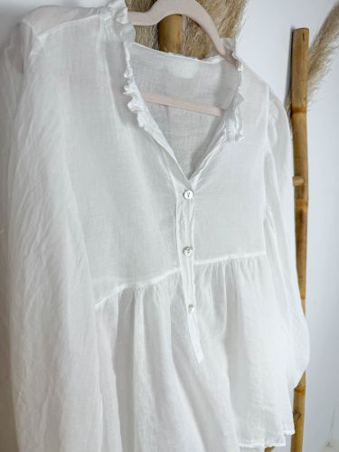 Blusa blanca mangas murciélago mini volantito al cuello 2