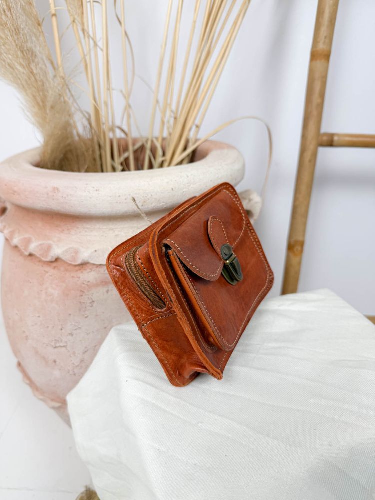 Riñonera de piel avellana cuadrado...