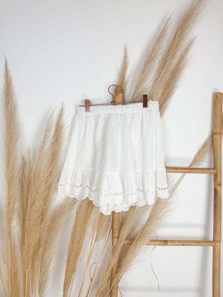 Pantalón corto lino blanco cintura elástica cenefa perforada