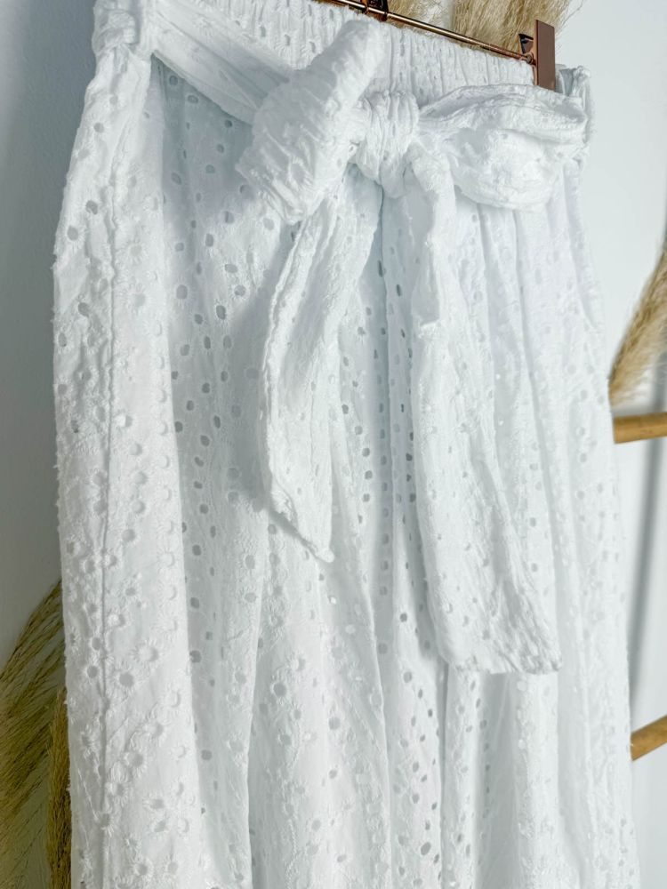 Falda blanca perforada lazada en la...