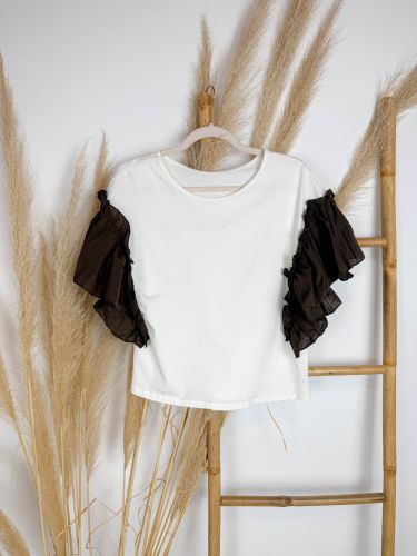 Camiseta blanca volantito manga marrón chocolate