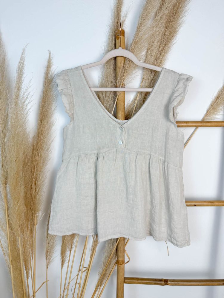 Blusa lino beige volantito hombro escote pico dos botones
