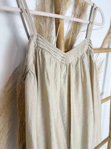 Blusa beige tirantes escote pico 2