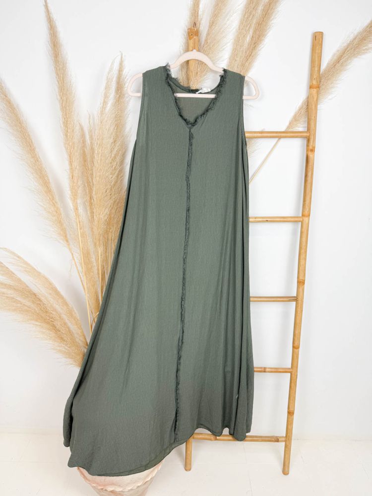Vestido largo verde botella costura central desflecado
