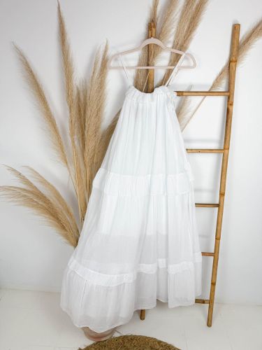 Vestido blanco de tirantes volantito en el escote