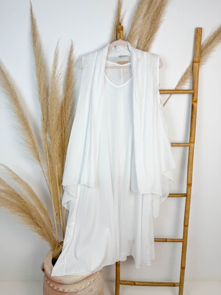 Conjunto de vestido y chalequillo blanco