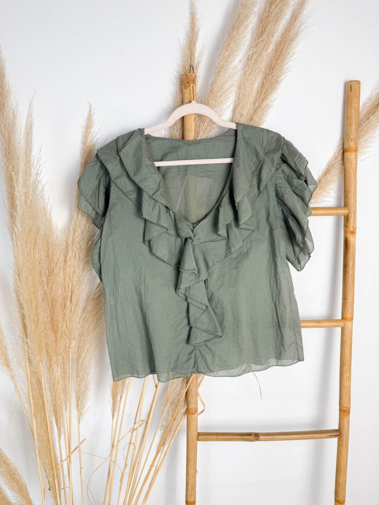 Blusa verde escote de pico doble volante escote y sisa