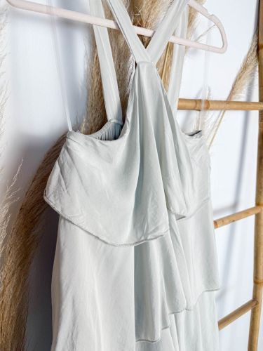 Vestido taupe  5 volantes cruzado delante 2