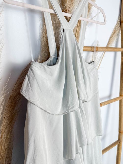 Vestido taupe  5 volantes cruzado delante