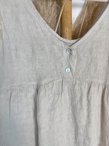 Blusa lino beige volantito hombro escote pico dos botones 2