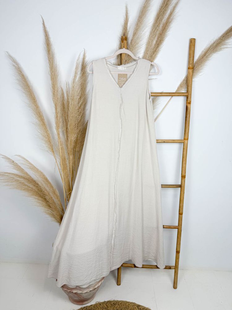 Vestido largo beige costura central desflecado