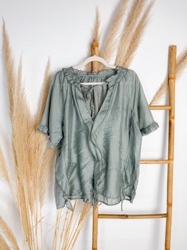 Blusa verde seda volantito escote y manga corta