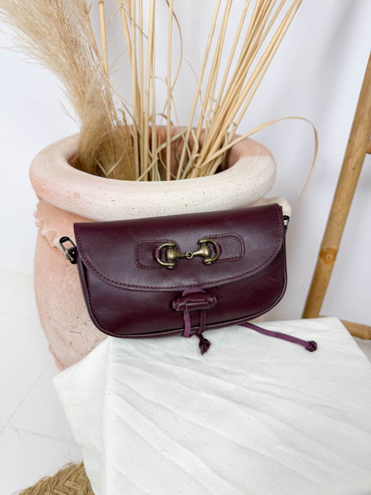 Riñonera de piel cereza con filete...