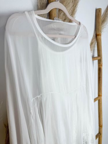 Blusa seda blanca oversize volante manga murciélago 2
