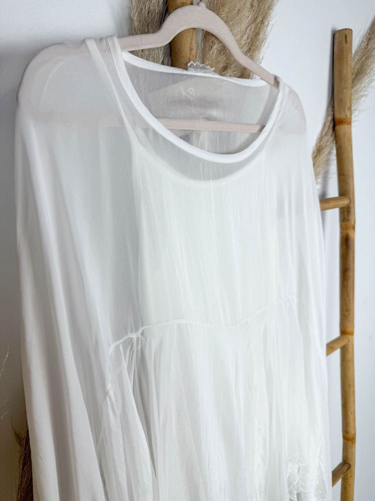 Blusa seda blanca oversize volante...