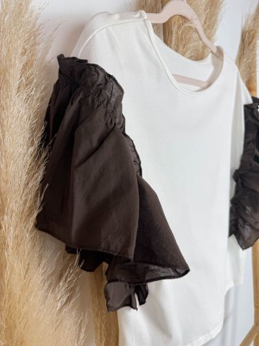 Camiseta blanca volantito manga marrón chocolate 2