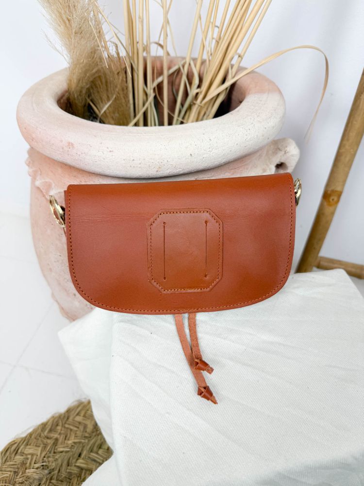 Riñonera de piel avellana con filete...