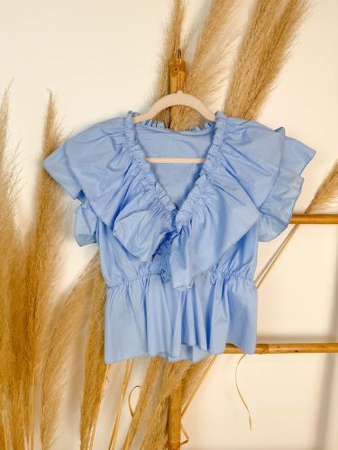 Blusa celeste corta volante pechera