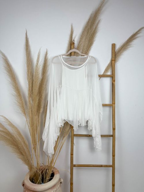 Blusa seda blanca oversize volante manga murciélago