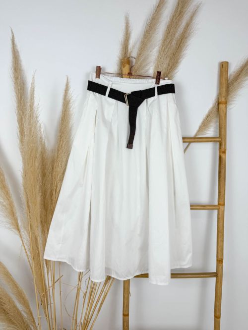 Falda blanca de tablas cinturón marrón chocolate