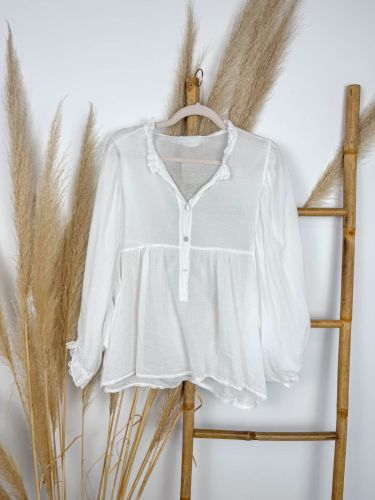 Blusa blanca mangas murciélago mini volantito al cuello
