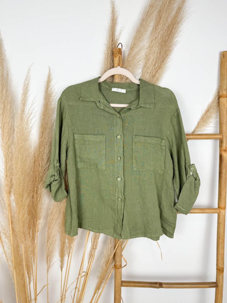 Blusa lino verde bolsillos cuadrados botones forrados