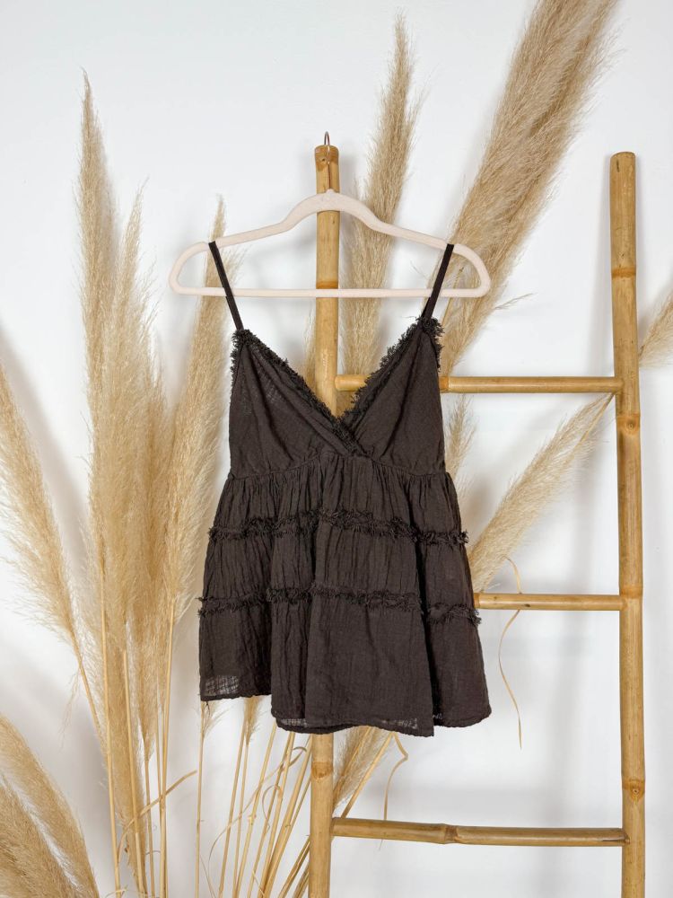 Blusa marrón chocolate tirantas escote y costuras desflecados