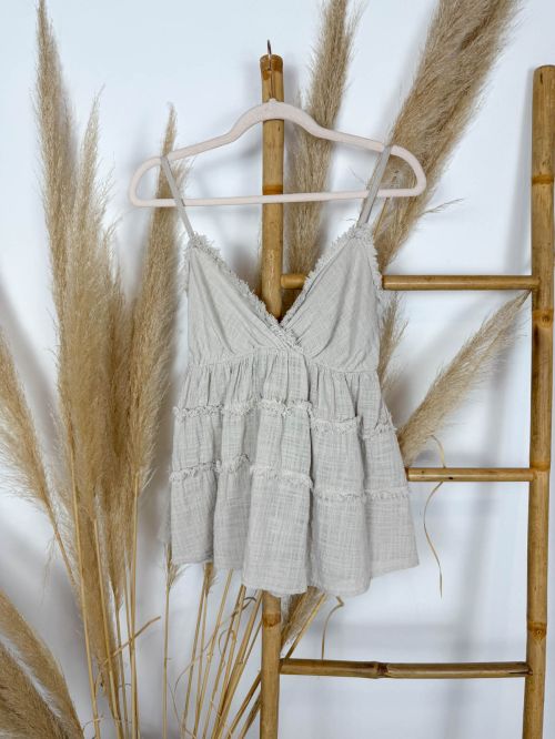 Blusa beige tirantas escote y costuras desflecados