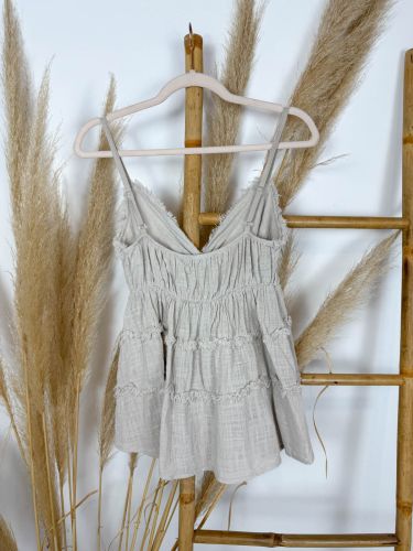 Blusa beige tirantas escote y costuras desflecados 2