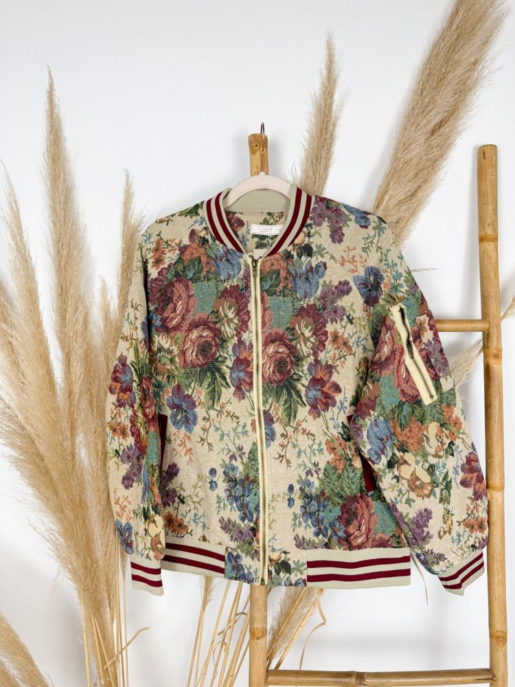 Bomber beige estampado floral cierre de cremallera cuello y puño rayas burdeos