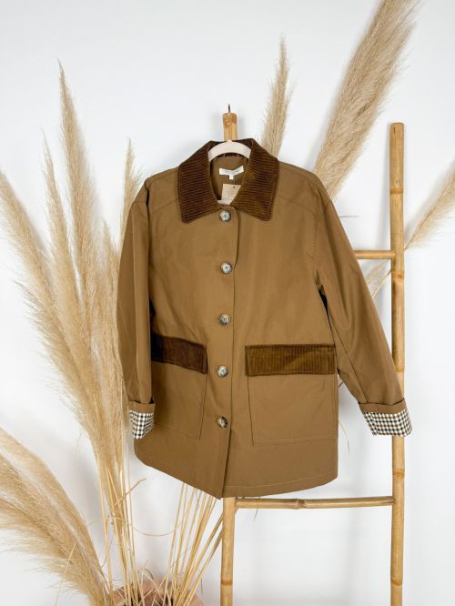 Parka marrón, cuello y solapa de pana marrón puños de cuadros