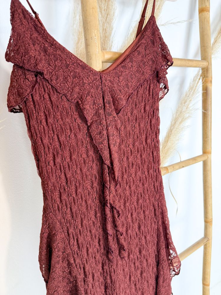 Vestido teja drapeado y chorreras en... Vestido teja drapeado y chorreras en...