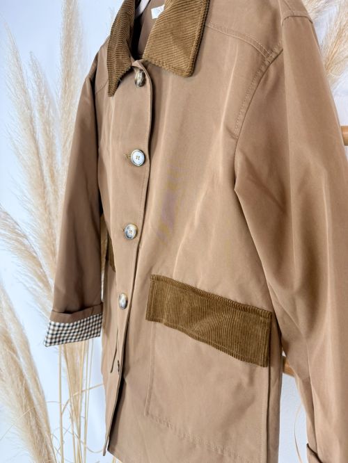 Parka marrón, cuello y solapa de pana marrón puños de cuadros