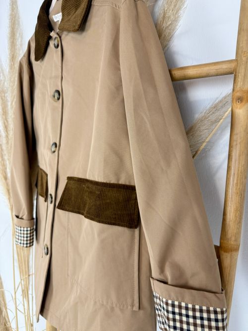 Parka camel, cuello y solapa de pana marrón puños de cuadros