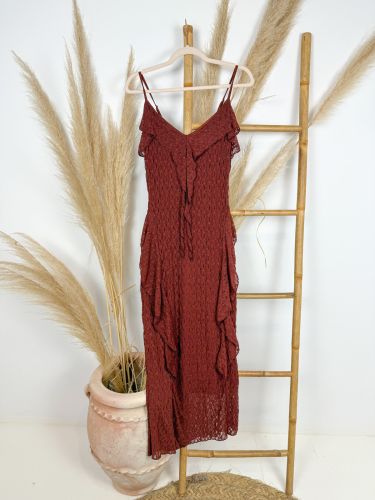 Vestido teja drapeado y chorreras en escote y lateral