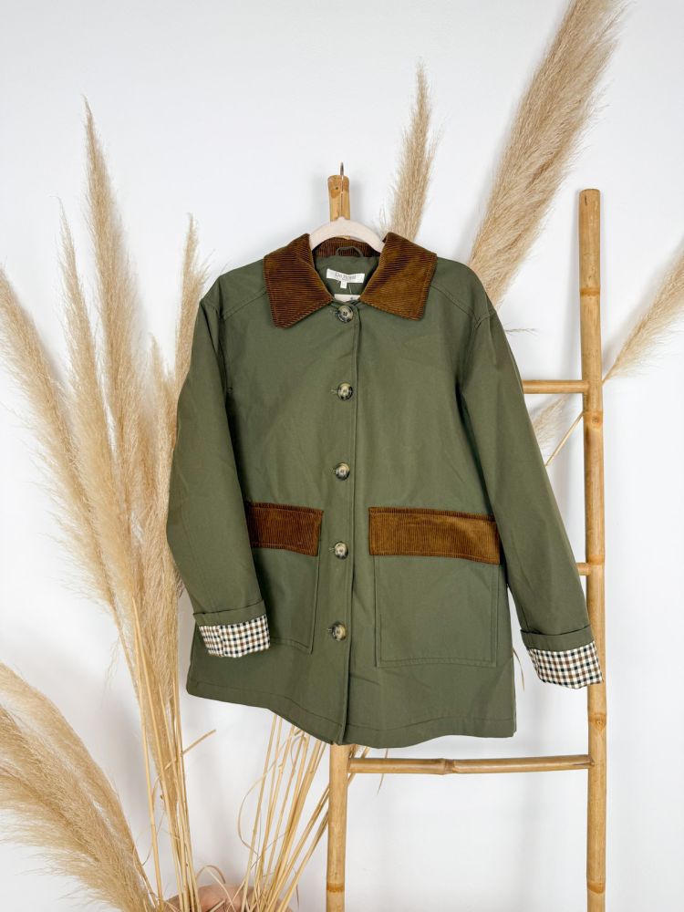 Parka verde, cuello y solapa de pana marrón puños de cuadros